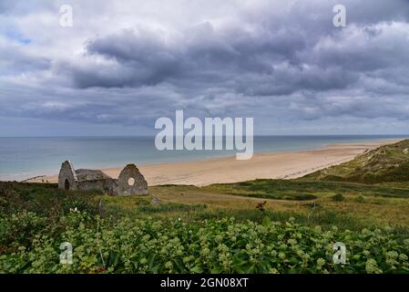 Ruines d'une église au-dessus de la plage à Carteret, département de la Manche, Normandie, France, Europe Banque D'Images