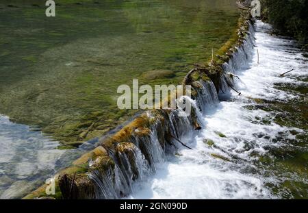 Petit barrage à la sortie des eaux du lac Dobbiaco Banque D'Images