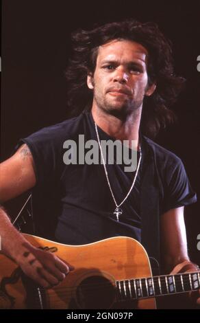 Manor Texas USA, 4 juillet 1986 : le chanteur John Cougar Mellencamp se rend à Farm Aid, au circuit de course de Manor Downs.©Bob Daemmrich Banque D'Images