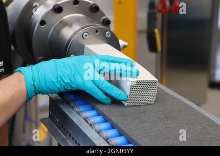 Hermsdorf, Allemagne. 16 septembre 2021. Un employé travaille à la production de rayons d'oxyde d'aluminium à l'ouverture du centre pilote pour la synthèse et l'extrusion des poudres. Le nouveau bâtiment de 550 mètres carrés, financé par le gouvernement fédéral et l'État libre de Thuringe, est destiné à des travaux de recherche dans le domaine des membranes en céramique et du stockage d'énergie stationnaire. Credit: Bodo Schackow/dpa-zentralbild/ZB/dpa/Alay Live News Banque D'Images