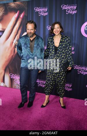 Peter Sarsgaard et Maggie Gyllenhaal assistent à la première de New York pour « les yeux de Tammy Faye » au SVA Theatre le 14 septembre 2021 à New York. Banque D'Images