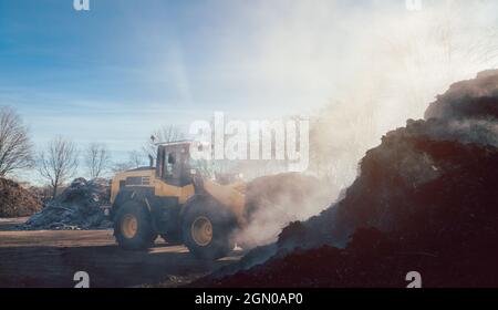 Bulldozer sur les travaux de terrassement lourds dans les installations de biomasse Banque D'Images