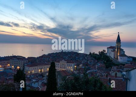 Vue imprenable sur le coucher du soleil depuis le haut à Piran Slovénie Banque D'Images