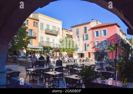 Valbonne, France. 6 novembre 2019. Place des Arcades dans le village de Valbonne, vue diurne. Crédit : Vuk Valcic/Alamy Banque D'Images