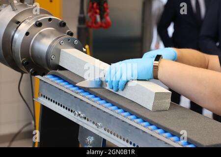 Hermsdorf, Allemagne. 16 septembre 2021. Un employé travaille à la production de rayons d'oxyde d'aluminium à l'ouverture du centre pilote pour la synthèse et l'extrusion des poudres. Le nouveau bâtiment de 550 mètres carrés, financé par le gouvernement fédéral et l'État libre de Thuringe, est destiné à des travaux de recherche dans le domaine des membranes en céramique et du stockage d'énergie stationnaire. Credit: Bodo Schackow/dpa-zentralbild/ZB/dpa/Alay Live News Banque D'Images