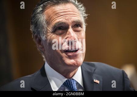 Le sénateur républicain de l'Utah Mitt Romney interroge le directeur du FBI Christopher Wray lors d'une audition sur les menaces terroristes envers les États-Unis dans le bâtiment Dirksen du Sénat à Washington, DC, USA, 21 septembre 2021. Photo de Jim Lo Scalzo/Pool/ABACAPRESS.COM Banque D'Images