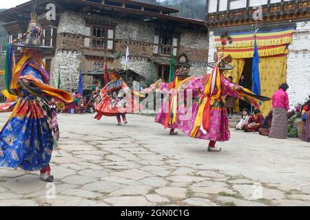 BUMTHANG, BHOUTAN - 13 décembre 2019 : les danseurs habillés traditionnellement célébrant la victoire du bien lors du festival Nalakar Tsechu au Bhoutan Banque D'Images