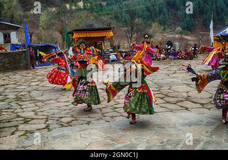 BUMTHANG, BHOUTAN - 13 décembre 2019 : les danseurs habillés traditionnellement célébrant la victoire du bien lors du festival Nalakar Tsechu au Bhoutan Banque D'Images