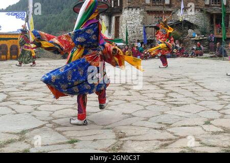 BUMTHANG, BHOUTAN - 13 décembre 2019 : les danseurs habillés traditionnellement célébrant la victoire du bien lors du festival Nalakar Tsechu au Bhoutan Banque D'Images