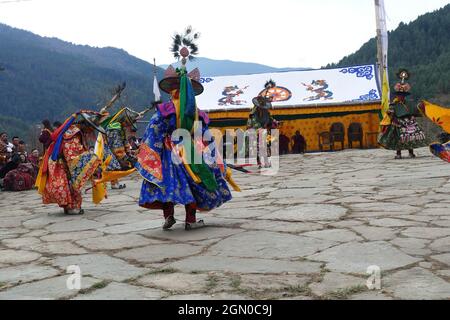 BUMTHANG, BHOUTAN - 13 décembre 2019 : les danseurs habillés traditionnellement célébrant la victoire du bien lors du festival Nalakar Tsechu au Bhoutan Banque D'Images