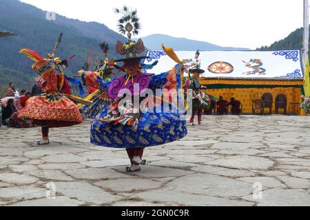 BUMTHANG, BHOUTAN - 13 décembre 2019 : les danseurs habillés traditionnellement célébrant la victoire du bien lors du festival Nalakar Tsechu au Bhoutan Banque D'Images