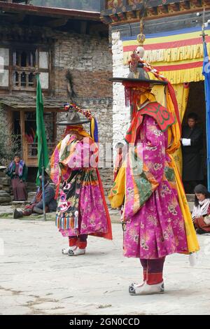 BUMTHANG, BHOUTAN - 13 décembre 2019 : les danseurs habillés traditionnellement célébrant la victoire du bien lors du festival Nalakar Tsechu au Bhoutan Banque D'Images