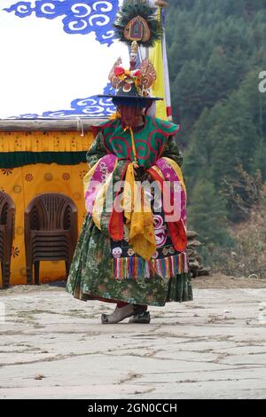 BUMTHANG, BHOUTAN - 13 décembre 2019 : les danseurs habillés traditionnellement célébrant la victoire du bien lors du festival Nalakar Tsechu au Bhoutan Banque D'Images