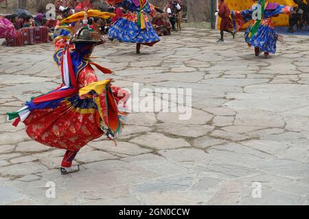 BUMTHANG, BHOUTAN - 13 décembre 2019 : les danseurs habillés traditionnellement célébrant la victoire du bien lors du festival Nalakar Tsechu au Bhoutan Banque D'Images