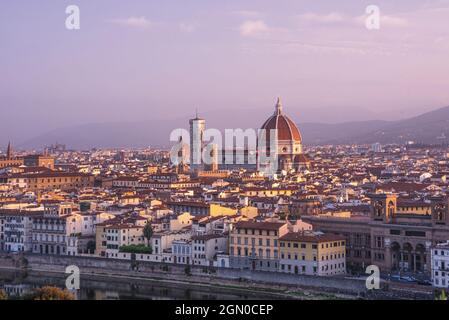 Photo du paysage urbain de Florence, en Italie, avec la cathédrale Santa Maria del Fiore au coucher du soleil Banque D'Images