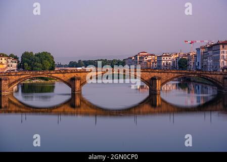 Photo d'un pont pris en 2021 à Florence, Italie pendant le coucher du soleil Banque D'Images