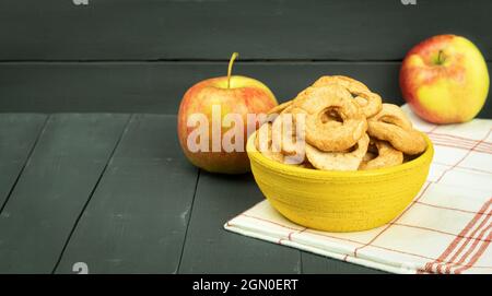 Pommes mûres et séchage et pommes dans la grange. Pommes de récolte et de séchage. Tranches de pomme séchées sur une corde dans une grange. Arrière-plan avec espace pour le texte Banque D'Images