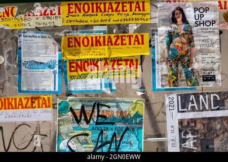 affiches publicitaires grecques collées sur un mur pour la publicité des événements se produisant sur l'île de zakynthos. affiche de divertissement en grèce. Banque D'Images