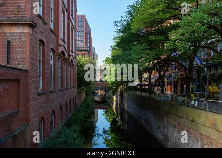 Fausse rue bordée d'acacia Canal Street et le canal Rochdale, centre-ville de Manchester Banque D'Images