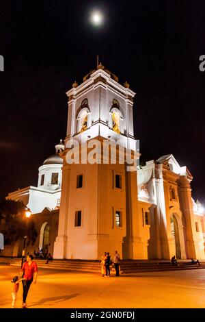 SANTA MARTA, COLOMBIE - 25 AOÛT 2015 : Cathédrale de Santa Marta le soir, avec la lune. Banque D'Images