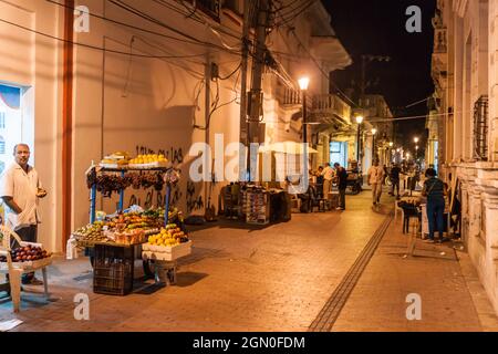 SANTA MARTA, COLOMBIE - 25 AOÛT 2015 : vue sur une rue nocturne dans le centre de Santa Marta. Banque D'Images