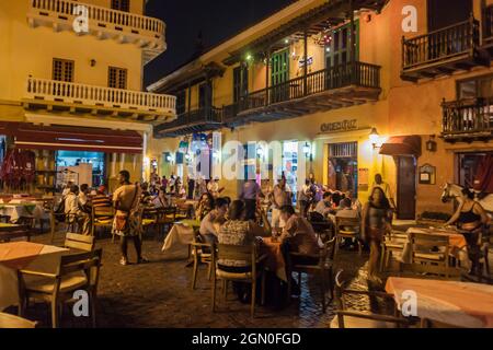 CARTAGENA DE INDIAS, COLOMBIE - 27 AOÛT 2015: Les gens s'assoient dans les cafés de la place Plaza Fernandez de Madrid à Cartagena pendant la soirée. Banque D'Images