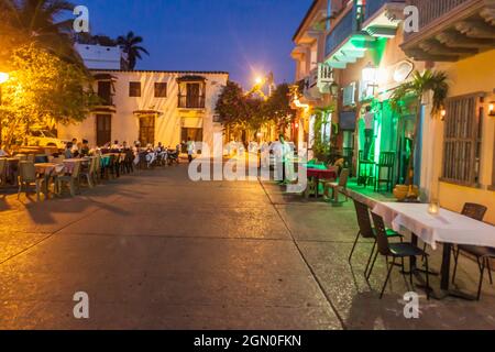 CARTAGENA DE INDIAS, COLOMBIE - 29 AOÛT 2015: Les gens s'assoient dans les cafés de la place Plaza Fernandez de Madrid à Cartagena pendant la soirée. Banque D'Images