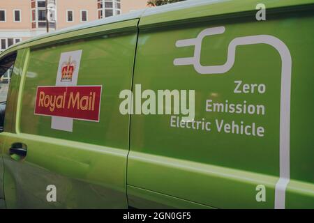 Londres, Royaume-Uni - 03 septembre 2021 : gros plan d'une fourgonnette électrique verte Royal Mail garée dans une rue de Londres. Royal Mail augmente activement le nombre Banque D'Images