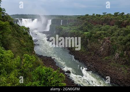 Vue sur les chutes d'Iguazu, le parc national d'Iguazu, Parana, Brésil, Amérique du Sud Banque D'Images