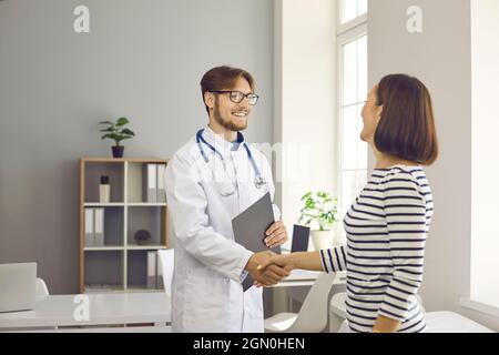 Le médecin se secoue les mains comme signe de salutation et de connaissance avec la patiente à l'hôpital. Banque D'Images