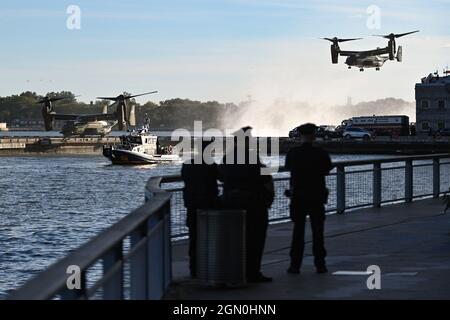 Les MV-22 à rotor inclinable des balbuzards volent le personnel de soutien du président et les agents du service secret alors que le président Joe Biden arrive sur Marine One à l’Odo Banque D'Images