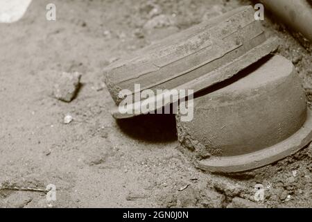 Vieux pots d'argile abandonnés. Banque D'Images