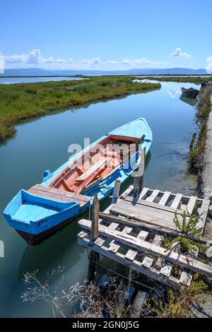 Un bateau de pêche traditionnel dans le golfe d'Ambracien à Platanaki près de Neohori sur le côté nord du golfe, dans la municipalité d'Arta, Epirus, Grèce. Banque D'Images