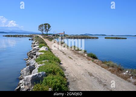 Le Caussway à Platanaki près de Neohori, sur le côté nord de la municipalité d'Arta du golfe Ambracien, Epirus, Grèce. Banque D'Images