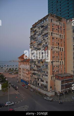 Angola; province de Luanda; capitale Luanda; bâtiment résidentiel délabré près du front de mer Banque D'Images