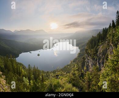 Vue sur l'Eibsee à Garmisch-Partenkirchen, Bavière, Allemagne Banque D'Images