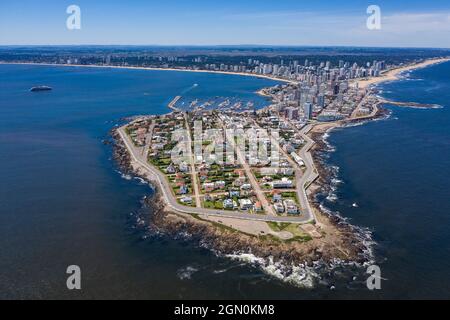 Vue aérienne de la péninsule avec Faro de Punta del Este phare, ville et expédition bateau de croisière World Explorer (Nicko Cruises) au loin, Punta Banque D'Images