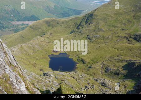 Vue nord de Sgurr an Lochain à Coire an Lochain avec Glen Shiel et A87 à distance, Scottish Highlands, Ecosse, Royaume-Uni Banque D'Images