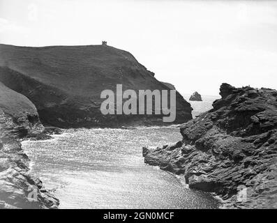 Années 1950, vue historique sur le paysage accidenté et rocailleux à côté d'une crique ou d'un point d'entrée de l'océan à la fin de la terre, en Cornouailles, à l'extrême sud-ouest de l'Angleterre, au Royaume-Uni.La côte de Cornouailles est pleine de petites criques bordées de rochers, qui, aux XIXe et XXe siècles, ont vu des passeurs apporter des marchandises telles que du vin et des spiritueux sur la rive. Banque D'Images