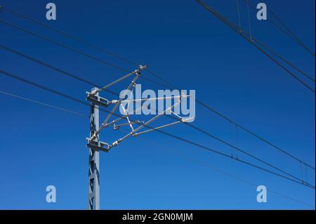 détour d'un poteau métallique du caténaire d'une voie ferrée Banque D'Images