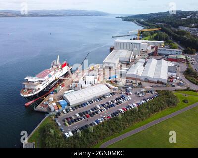 Port Glasgow, Écosse, Royaume-Uni. 21 septembre 2021. Vue aérienne du ferry Glen Sannox au chantier naval Ferguson Marine sur Lower River Clyde à Port Glasgow, Inverclyde. Iain Masterton/Alay Live News. Banque D'Images