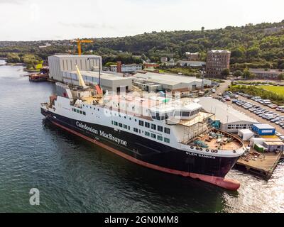 Port Glasgow, Écosse, Royaume-Uni. 21 septembre 2021. Vue aérienne du ferry Glen Sannox au chantier naval Ferguson Marine sur Lower River Clyde à Port Glasgow, Inverclyde. Iain Masterton/Alay Live News. Banque D'Images