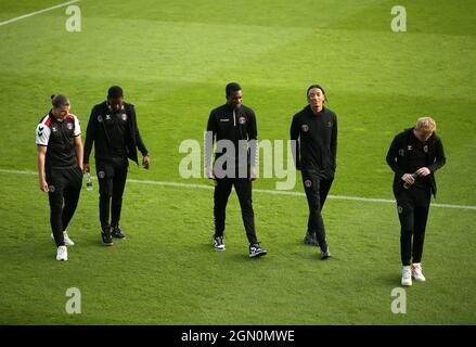 Les joueurs de Charlton Athletic inspectent le terrain avant le match de la Sky Bet League One au Priestfield Stadium, à Gillingham. Date de la photo: Mardi 21 septembre 2021. Banque D'Images