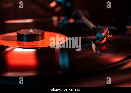 Détail de l'aiguille sur disque vinyle sur platine, image en basse lumière avec réflexion Banque D'Images