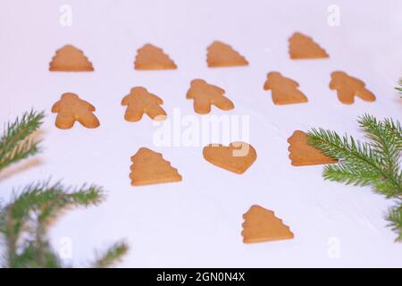 biscuits de pain d'épice de noël et arbre de noël. biscuits savoureux faits maison sur table blanche Banque D'Images