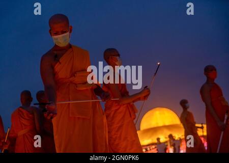 Patum Thani, Pathum Thani, Thaïlande. 21 septembre 2021. Wat Dhammakaya, connu pour sa construction unique de temple et sa doctrine spirituelle, a tenu une cérémonie pour marquer la Journée internationale de la paix, établie par les Nations Unies en 1981 comme un jour de cessez-le-feu et de non-violence. Le temple a organisé une exposition de plus de 200,000 bougies et lumières LED pour former des motifs visibles depuis le ciel représentant diverses étapes de la vie du maître de méditation tardif du temple, Luang pu Sodh Candasaro. Des milliers de personnes ont participé à distance à la cérémonie par appel zoom, avec leurs flux vidéo affichés sur l Banque D'Images