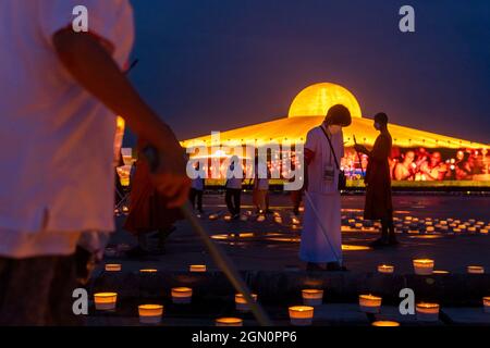 Patum Thani, Pathum Thani, Thaïlande. 21 septembre 2021. Wat Dhammakaya, connu pour sa construction unique de temple et sa doctrine spirituelle, a tenu une cérémonie pour marquer la Journée internationale de la paix, établie par les Nations Unies en 1981 comme un jour de cessez-le-feu et de non-violence. Le temple a organisé une exposition de plus de 200,000 bougies et lumières LED pour former des motifs visibles depuis le ciel représentant diverses étapes de la vie du maître de méditation tardif du temple, Luang pu Sodh Candasaro. Des milliers de personnes ont participé à distance à la cérémonie par appel zoom, avec leurs flux vidéo affichés sur l Banque D'Images