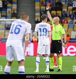 KIEV, UKRAINE - 14 SEPTEMBRE 2021 : l'arbitre Anthony Taylor (Angleterre) présente une carte rouge à Denys Garmash lors du match de la Ligue des champions de l'UEFA Dynamo Kyiv v Benfica au stade NSC Olimpiyskyi à Kiev Banque D'Images