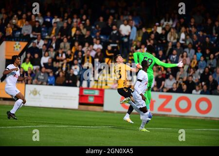 Le gardien de but Josh Oluwayemi (59 Tottenham) pendant le Papa Johns League Trophy Cambridge United contre Tottenham U21 au stade Abbey, en Angleterre Banque D'Images