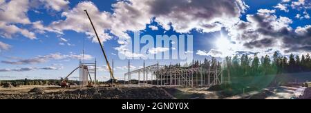 Chantier de construction de la structure de cadre en acier sur fond de ciel. Grue haute, panorama panoramique large Banque D'Images